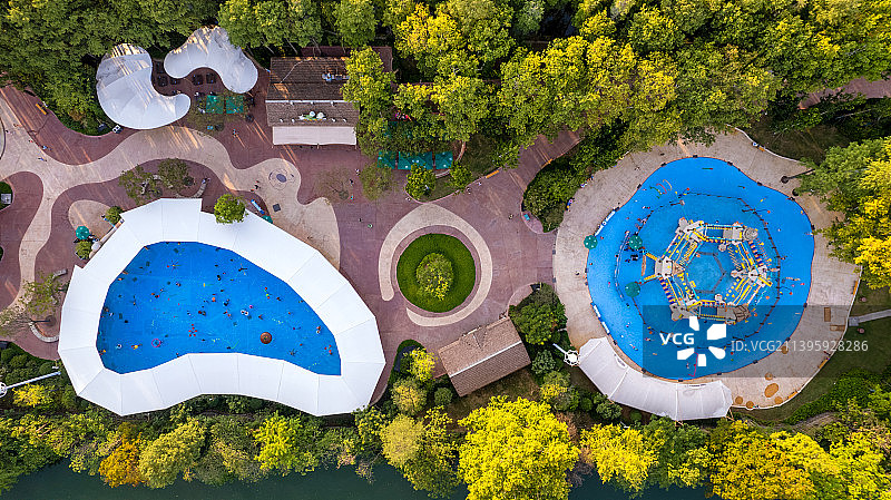 武汉欢乐谷夏日的玛雅海滩游玩设施图片素材