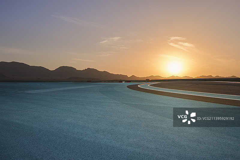 黄昏逆光连绵起伏山F1赛车场赛道弯道图片素材