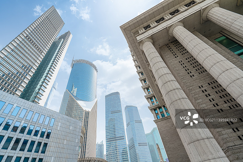 仰望上海陆家嘴建筑群天际线图片素材