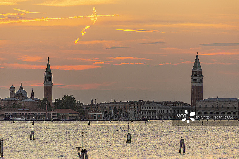 威尼斯日落时分的水滨建筑景观，意大利图片素材