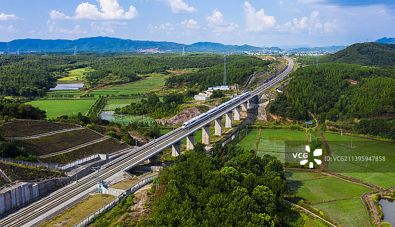 江西吉水：高铁驰骋图片素材