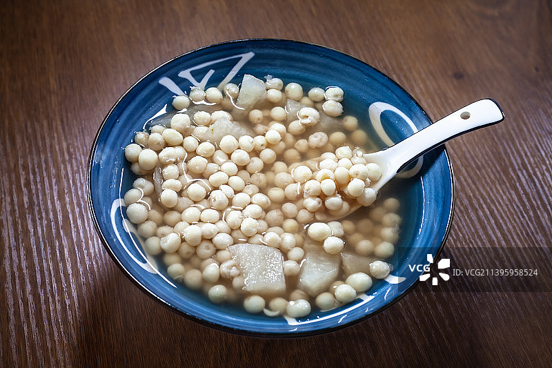 苏州特产，冰糖雪梨鸡头米，芡实糖水小吃图片素材