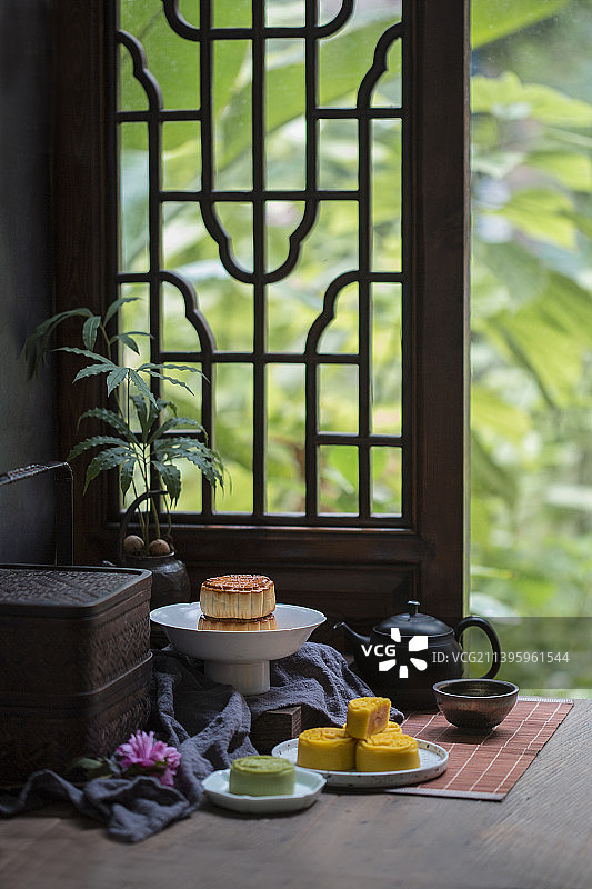 自然光拍摄中式花窗提篮月饼葡萄石榴图片素材