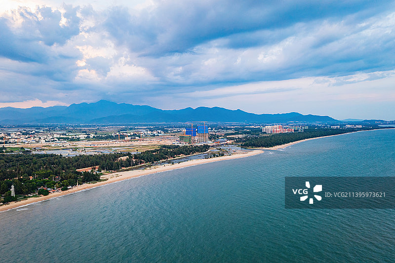 海南省东方市板桥镇金月湾滨海旅游度假区海岸线和尖峰岭国家森林公园航拍图片素材