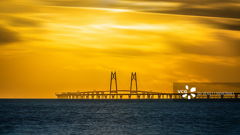 伶仃洋上的金色传奇——港珠澳大桥图片素材