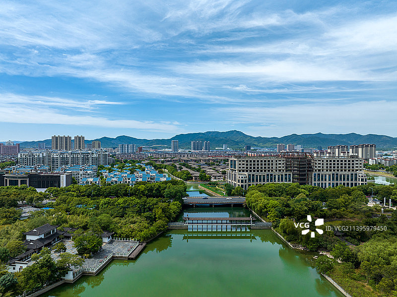蓝天白云下的江苏省宜兴市城市居民居住区航拍风光图片素材