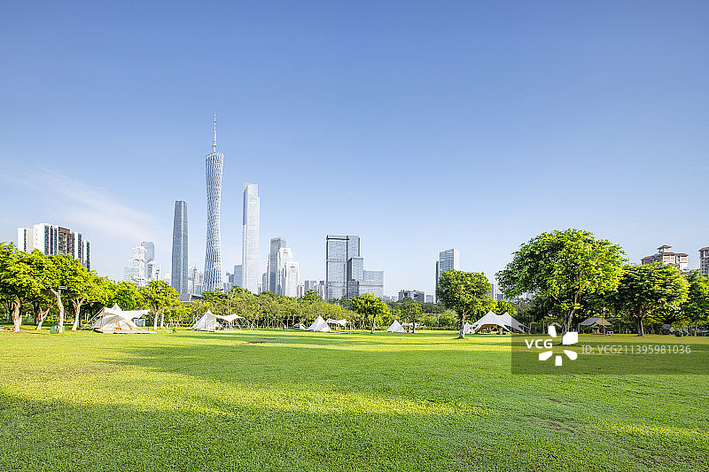 广州地标建筑广州塔和公园露营草地图片素材