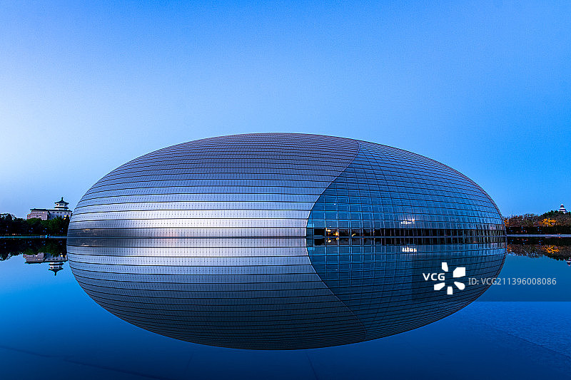 黎明前的北京国家大剧院图片素材