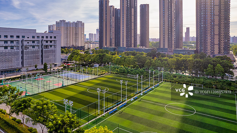 武汉城市附近居民小区里的小型运动设施图片素材