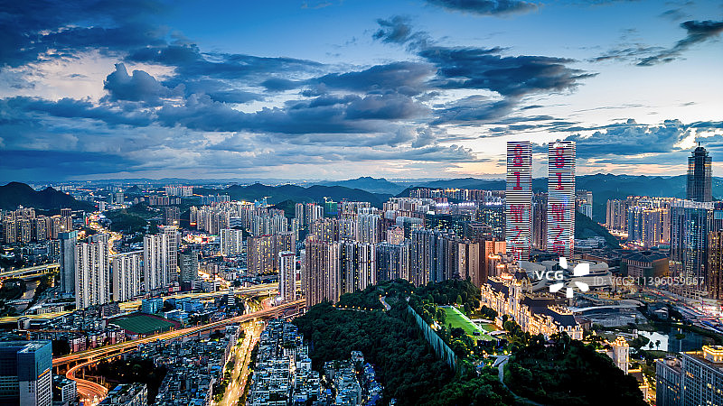 夕阳下贵阳花果园夜景图片素材