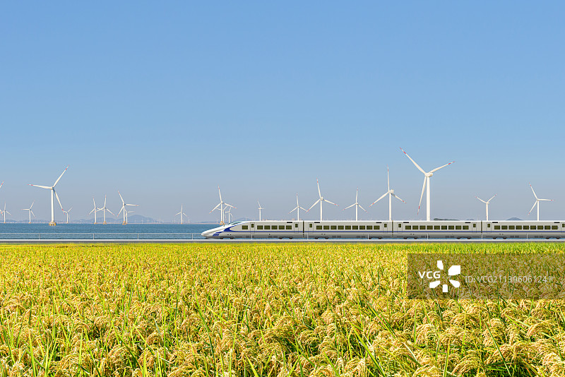 稻田高速铁路和海洋风力发电站图片素材