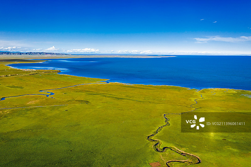 航拍青海湖畔风光图片素材