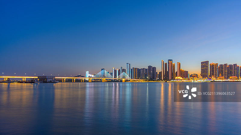 长沙银盆岭大桥蓝调时刻图片素材