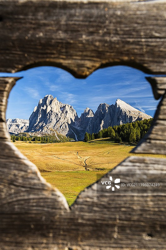 透过窗户看风景图片素材