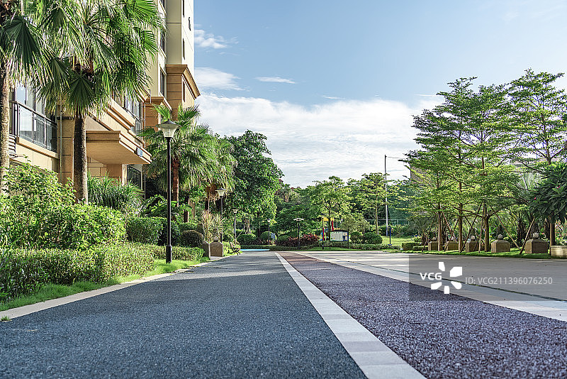 现代住宅小区的社区塑胶跑道图片素材