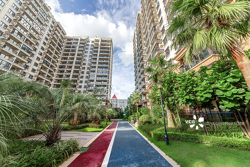 现代住宅小区的社区塑胶跑道图片素材