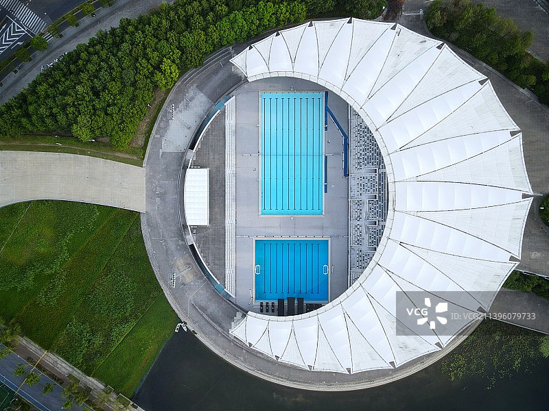航拍视角下的月亮湾室外跳水池图片素材