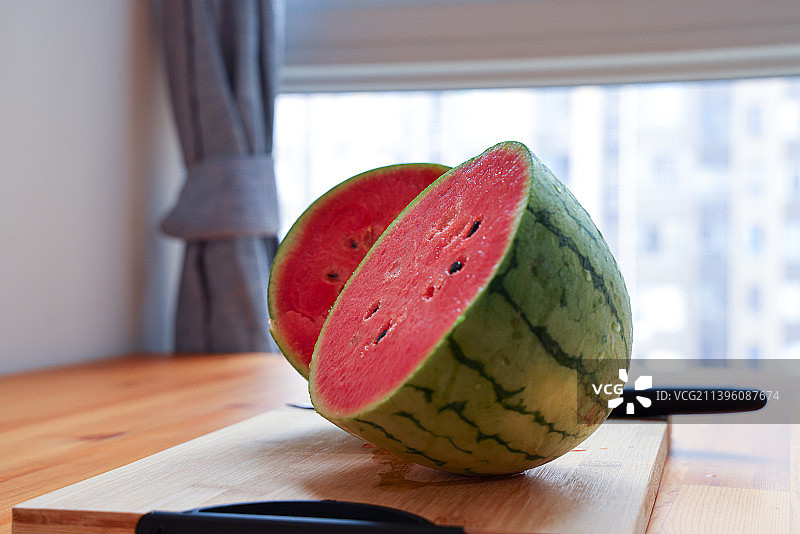 夏日水果：冰镇西瓜图片素材