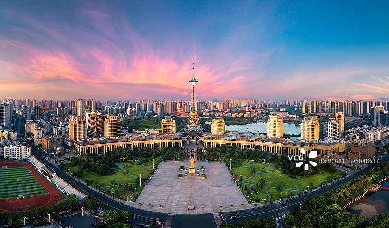 航拍视角下的城市天际线图片素材