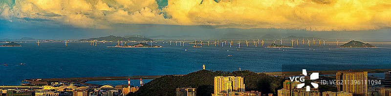 伶仃洋上的风车林——一座座白色的风车竖立在伶仃洋上，晚霞照在风车上，留下了金色的霞光。图片素材