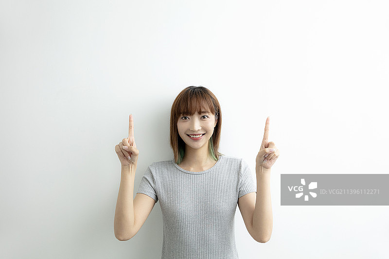 微笑着做手势的年轻女士图片素材