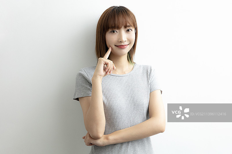 微笑着做手势的年轻女士图片素材