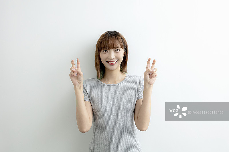 做手势的年轻女士图片素材