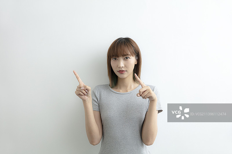做手势的年轻女士图片素材