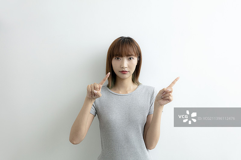 做手势的年轻女士图片素材