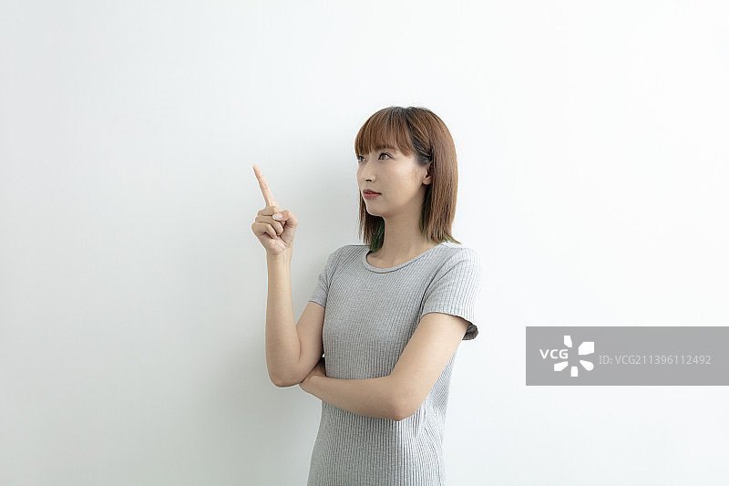 做手势的年轻女士图片素材