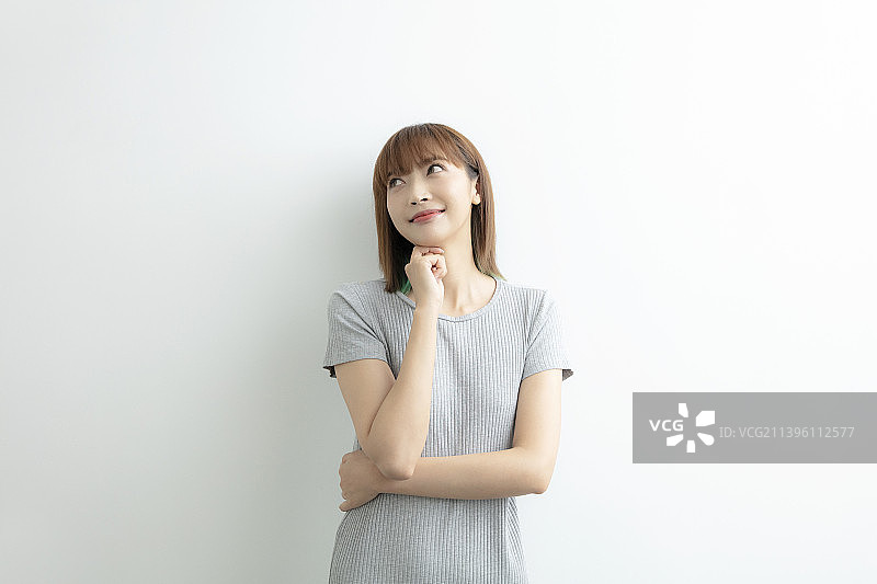 思考的年轻女士图片素材