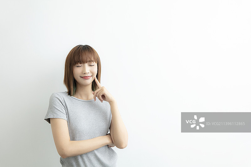 微笑着做手势的年轻女士图片素材