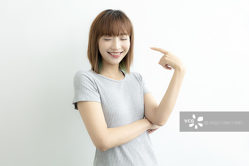 微笑着做手势的年轻女士图片素材