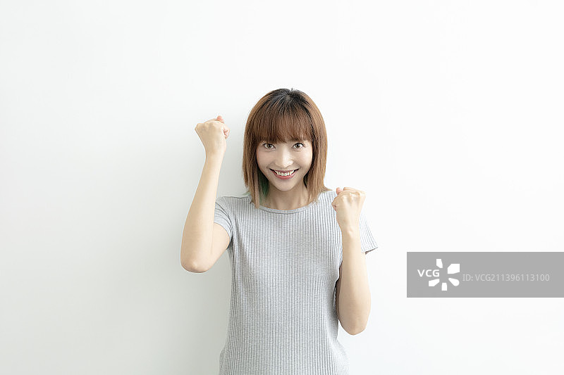 开心兴奋的年轻女士图片素材