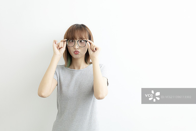 斗鸡眼的年轻女士图片素材