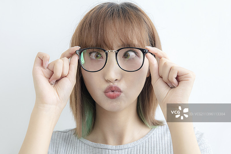 斗鸡眼的年轻女士特写图片素材