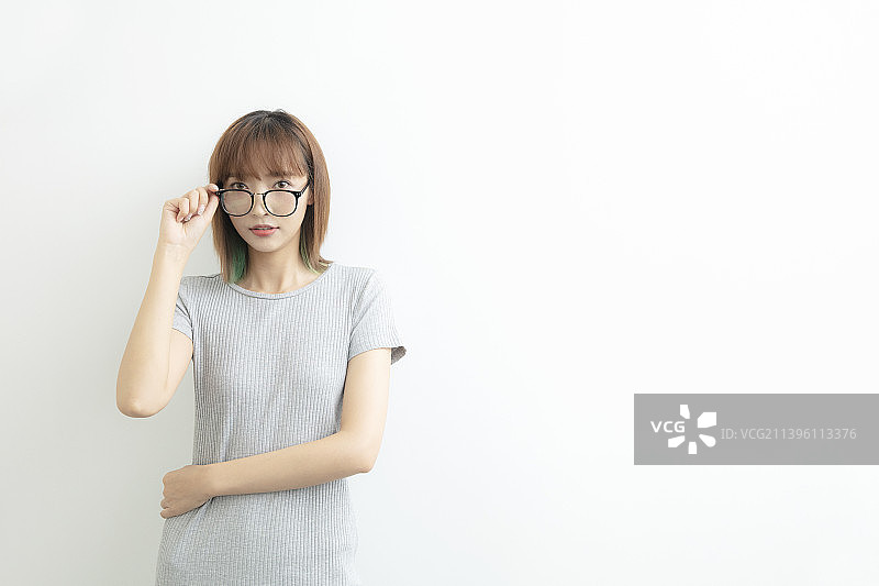 思考问题的年轻女士图片素材