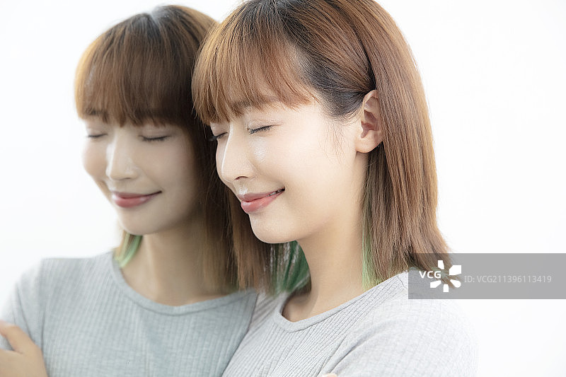 站在镜子前的年轻女士图片素材