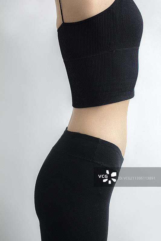 穿着运动服的年轻女士特写图片素材