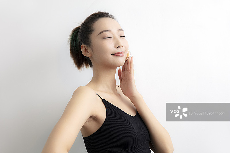 补妆的年轻女士特写图片素材