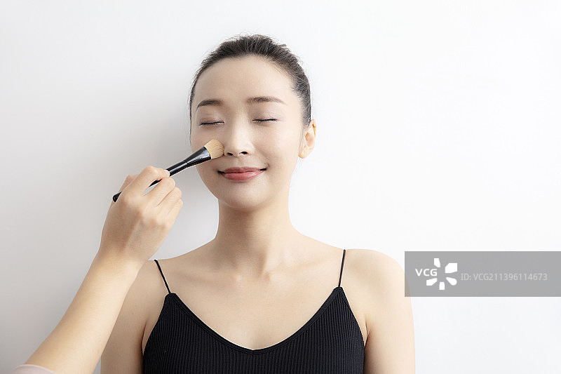 正在化妆的年轻女士特写图片素材