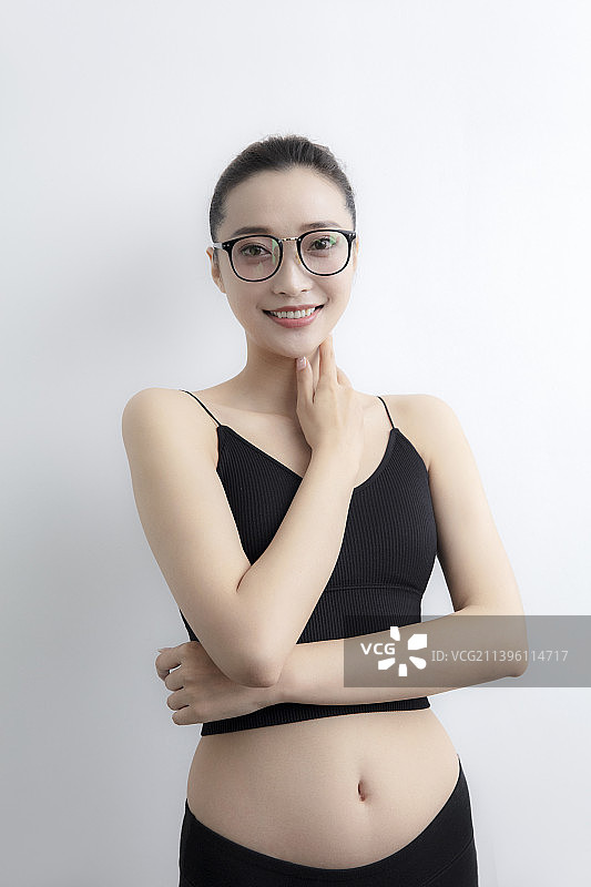 带着眼镜微笑的年轻女性模特图片素材
