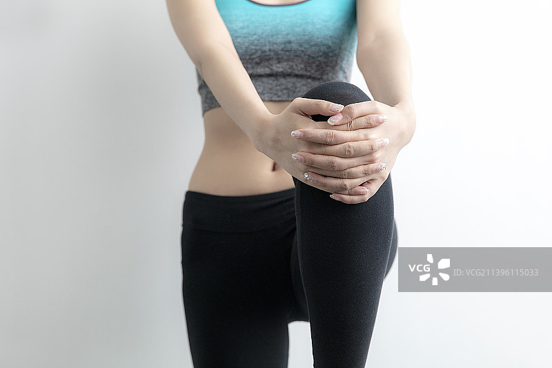 做热身运动的年轻女士图片素材