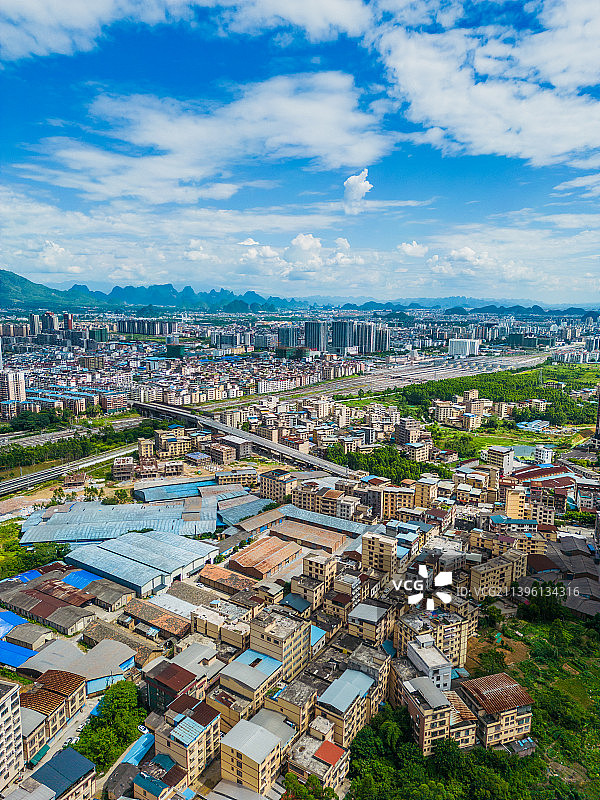 竖屏航拍桂林八里街区建筑和交通图片素材