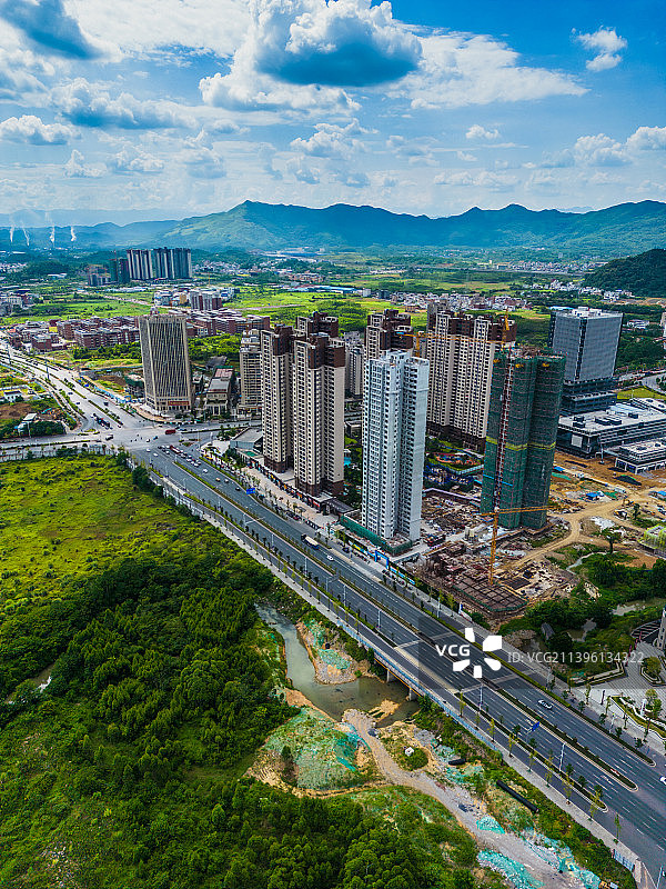 竖屏航拍桂林八里街区建筑和交通图片素材