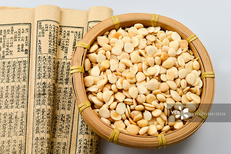 健康医疗养生中药材燀苦杏仁图片素材