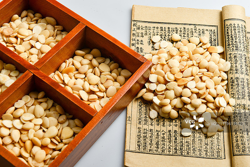 健康医疗养生中药材燀苦杏仁图片素材