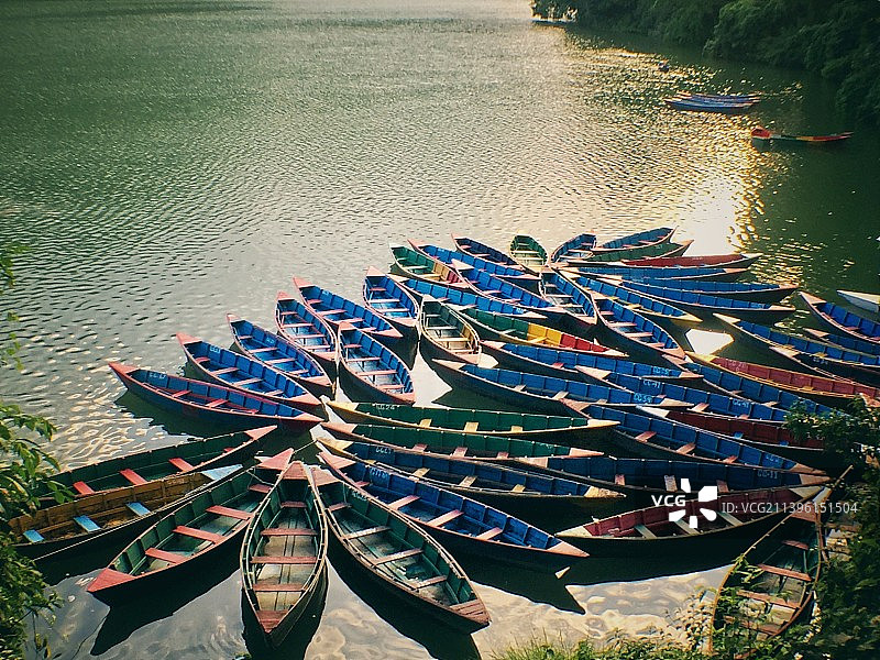 宁静的费瓦湖图片素材