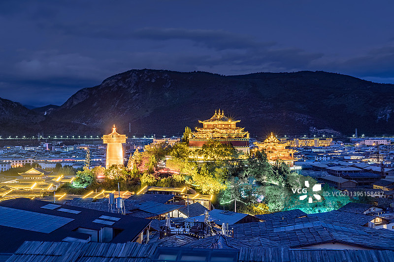 云南迪庆香格里拉独克宗古城夜景图片素材