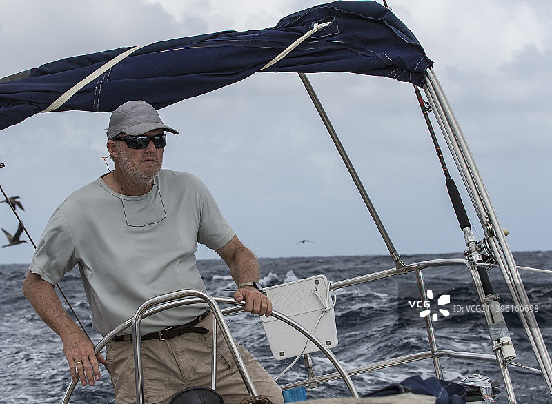 男人驾驶帆船图片素材